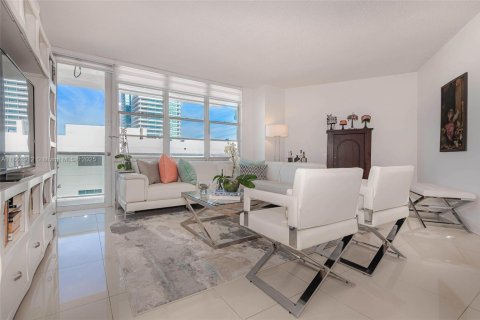 Condominio en venta en Hollywood, Florida, 1 dormitorio, 78.69 m2 № 2020923 - foto 2