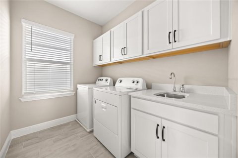 House in Winter Garden, Florida 4 bedrooms, 193.98 sq.m. № 2196938 - photo 14