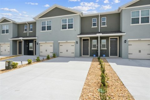 Townhouse in Davenport, Florida 3 bedrooms, 135.92 sq.m. № 1609575 - photo 1