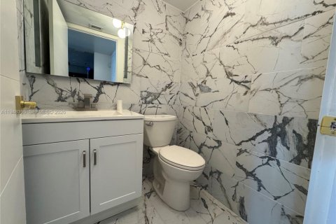 Condo in Miami, Florida, 1 bedroom  № 2004479 - photo 3