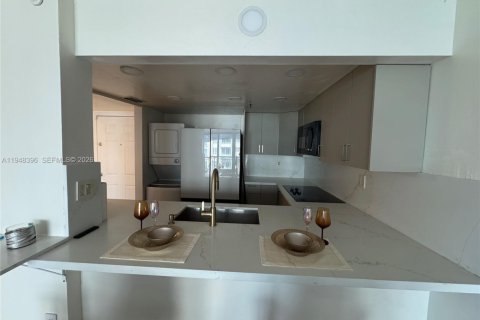 Condo in Miami, Florida, 1 bedroom  № 2004479 - photo 6