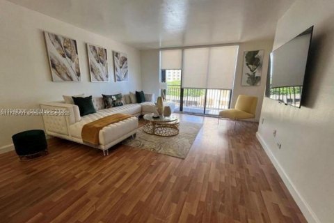 Condo in Miami, Florida, 1 bedroom  № 2004479 - photo 4