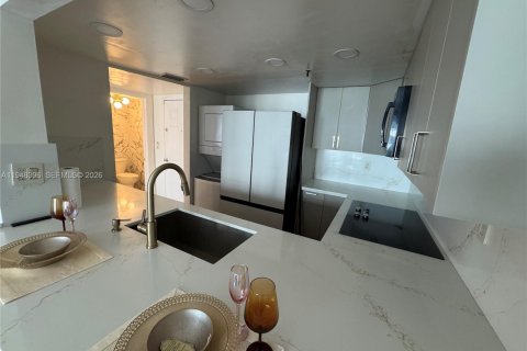Condo in Miami, Florida, 1 bedroom  № 2004479 - photo 8