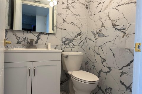 Condo in Miami, Florida, 1 bedroom  № 2004479 - photo 10