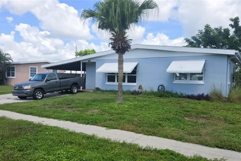 Casa en Port Charlotte, Florida 2 dormitorios, 78.41 m2 № 2369038