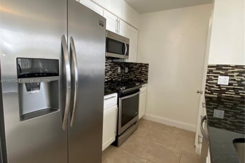 Снять в аренду кондоминиум в Окленд-Парк, Флорида 2 спальни, 96.43м2, № 2028723 - фото 30