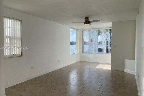 Снять в аренду кондоминиум в Окленд-Парк, Флорида 2 спальни, 96.43м2, № 2028723 - фото 9