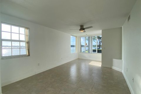 Снять в аренду кондоминиум в Окленд-Парк, Флорида 2 спальни, 96.43м2, № 2028723 - фото 6