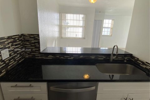 Снять в аренду кондоминиум в Окленд-Парк, Флорида 2 спальни, 96.43м2, № 2028723 - фото 28