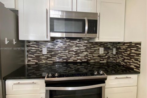 Снять в аренду кондоминиум в Окленд-Парк, Флорида 2 спальни, 96.43м2, № 2028723 - фото 29