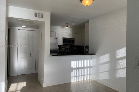 Снять в аренду кондоминиум в Окленд-Парк, Флорида 2 спальни, 96.43м2, № 2028723 - фото 12
