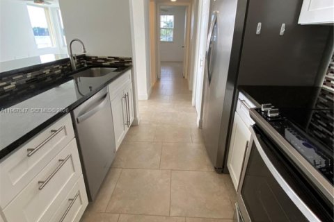 Снять в аренду кондоминиум в Окленд-Парк, Флорида 2 спальни, 96.43м2, № 2028723 - фото 26