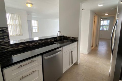 Снять в аренду кондоминиум в Окленд-Парк, Флорида 2 спальни, 96.43м2, № 2028723 - фото 25