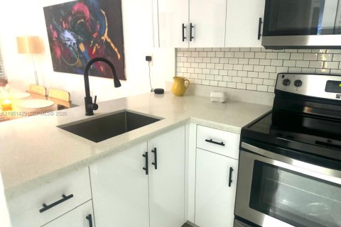 Condo in Miami, Florida, 2 bedrooms  № 2027441 - photo 7