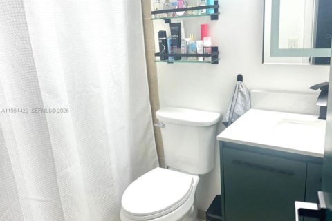 Condo in Miami, Florida, 2 bedrooms  № 2027441 - photo 18