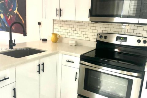 Condo in Miami, Florida, 2 bedrooms  № 2027441 - photo 9