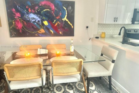 Condo in Miami, Florida, 2 bedrooms  № 2027441 - photo 10