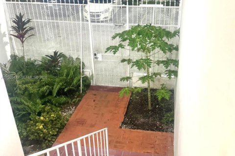 Condo in Miami, Florida, 2 bedrooms  № 2027441 - photo 4