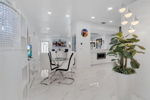 Villa ou maison à vendre à Miami, Floride: 3 chambres, 165.55 m2 № 2080566 - photo 3