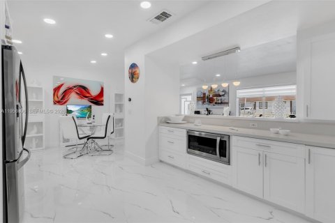 Villa ou maison à vendre à Miami, Floride: 3 chambres, 165.55 m2 № 2080566 - photo 8