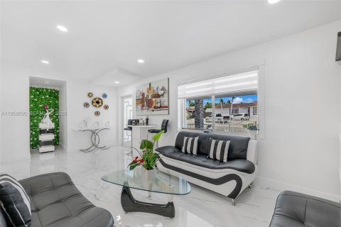 Villa ou maison à vendre à Miami, Floride: 3 chambres, 165.55 m2 № 2080566 - photo 4