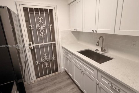 Condo in North Miami, Florida, 1 bedroom № 2044484 - photo 15