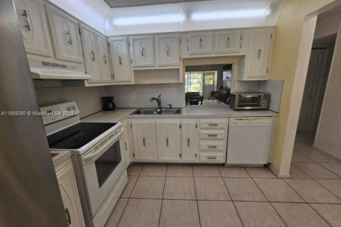 Купить кондоминиум в Лейк-Уорт, Флорида 2 спальни, 87.42м2, № 1897473 - фото 4