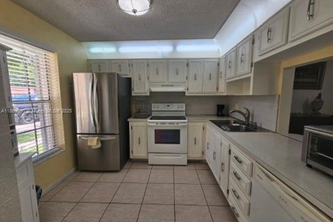 Купить кондоминиум в Лейк-Уорт, Флорида 2 спальни, 87.42м2, № 1897473 - фото 3