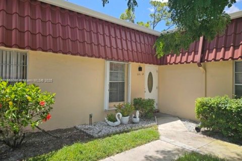 Купить кондоминиум в Лейк-Уорт, Флорида 2 спальни, 87.42м2, № 1897473 - фото 2