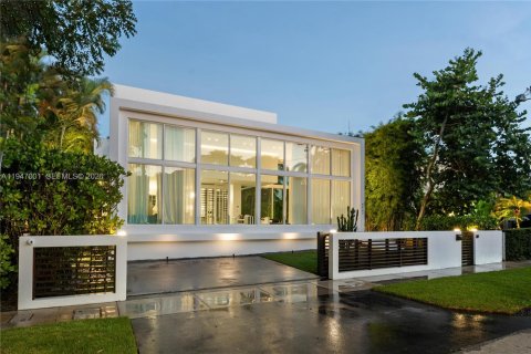 Casa en Miami Beach, Florida 3 dormitorios, 328.32 m2 № 2003401