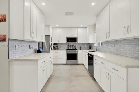 Townhouse in Miami, Florida 3 bedrooms, 139.26 sq.m. № 2002252 - photo 11