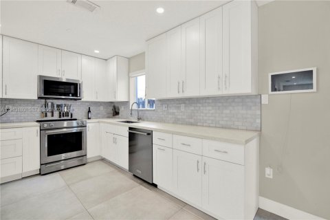 Townhouse in Miami, Florida 3 bedrooms, 139.26 sq.m. № 2002252 - photo 13