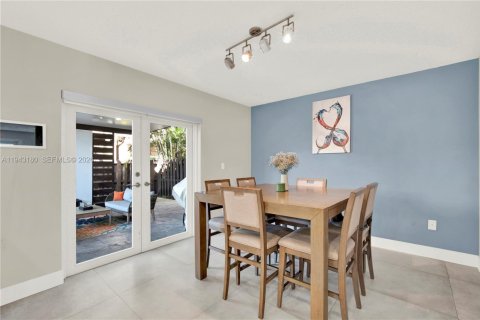 Townhouse in Miami, Florida 3 bedrooms, 139.26 sq.m. № 2002252 - photo 10