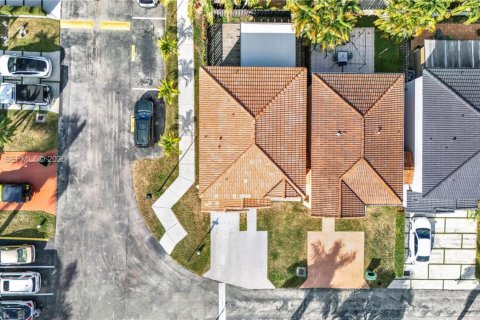 Townhouse in Miami, Florida 3 bedrooms, 139.26 sq.m. № 2002252 - photo 3