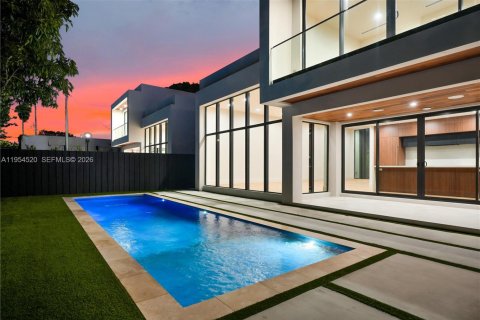 Casa en venta en Miami, Florida, 5 dormitorios, 258.27 m2 № 2010916 - foto 4