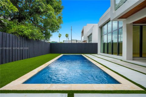 Casa en venta en Miami, Florida, 5 dormitorios, 258.27 m2 № 2010916 - foto 9