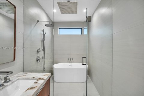 Casa en venta en Miami, Florida, 5 dormitorios, 258.27 m2 № 2010916 - foto 25