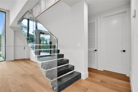 Casa en venta en Miami, Florida, 5 dormitorios, 258.27 m2 № 2010916 - foto 19
