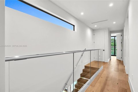 Casa en venta en Miami, Florida, 5 dormitorios, 258.27 m2 № 2010916 - foto 28