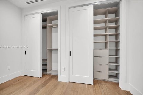 Casa en venta en Miami, Florida, 5 dormitorios, 258.27 m2 № 2010916 - foto 30