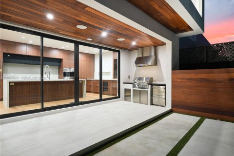 Casa en venta en Miami, Florida, 5 dormitorios, 258.27 m2 № 2010916 - foto 5