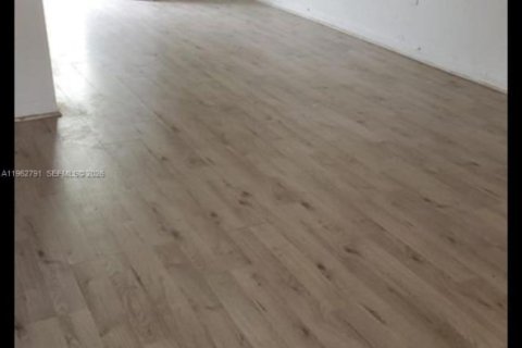 Снять в аренду виллу или дом в Майами, Флорида 2 спальни, 78.87м2, № 2024134 - фото 2