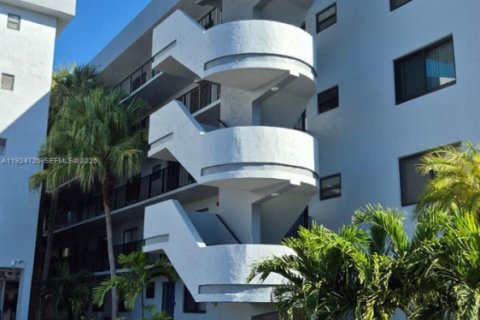 Condominio en venta en North Lauderdale, Florida, 2 dormitorios, 125.42 m2 № 1983114 - foto 1