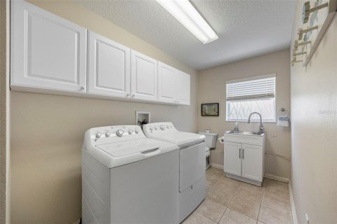 House in Wesley Chapel, Florida 4 bedrooms, 240.15 sq.m. № 1785554 - photo 30