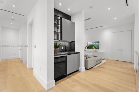 Casa en venta en Miami, Florida, 6 dormitorios, 508.45 m2 № 1932419 - foto 16