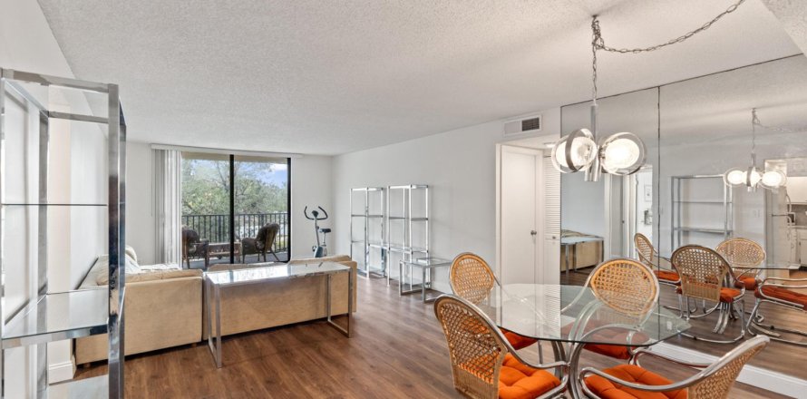 Condo in Tamarac, Florida, 2 bedrooms  № 2085711