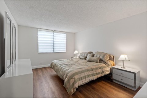 Condo in Tamarac, Florida, 2 bedrooms  № 2085711 - photo 15