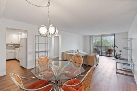 Condo in Tamarac, Florida, 2 bedrooms  № 2085711 - photo 10