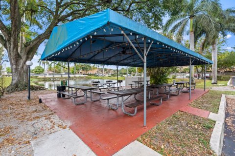 Condo in Tamarac, Florida, 2 bedrooms  № 2085711 - photo 17