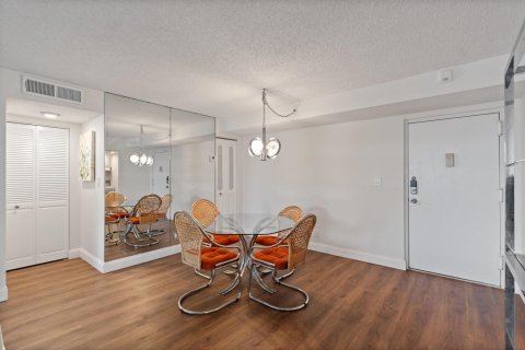 Condo in Tamarac, Florida, 2 bedrooms  № 2085711 - photo 3